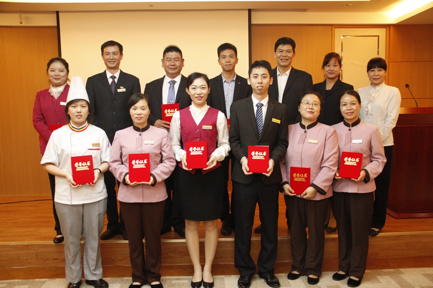 參加演講人員與頒獎領(lǐng)導(dǎo)合影_副本.jpg
