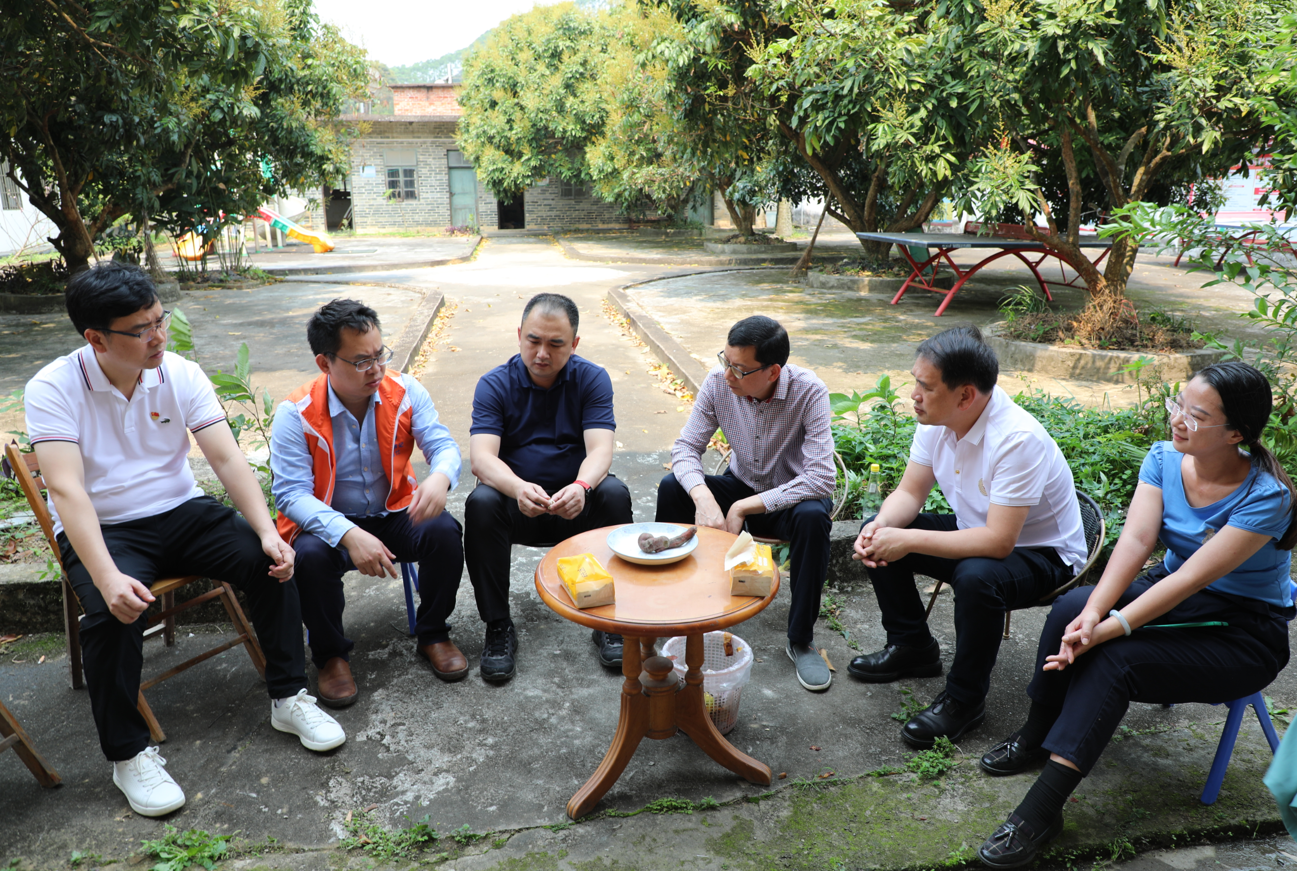 /QJ_770799251632.png 滕振旗與合源村第一書記羅植仕同志進(jìn)行談心淡話.png