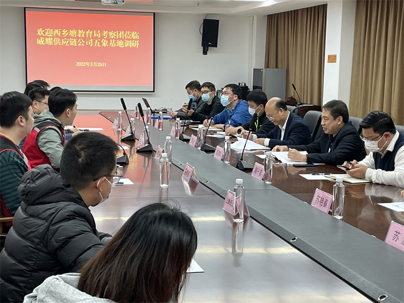 /QJ_964890837536.jpg 西鄉(xiāng)塘區(qū)教育局副局長覃鋒率隊調(diào)研威耀座談?wù)掌f昊青攝).jpg