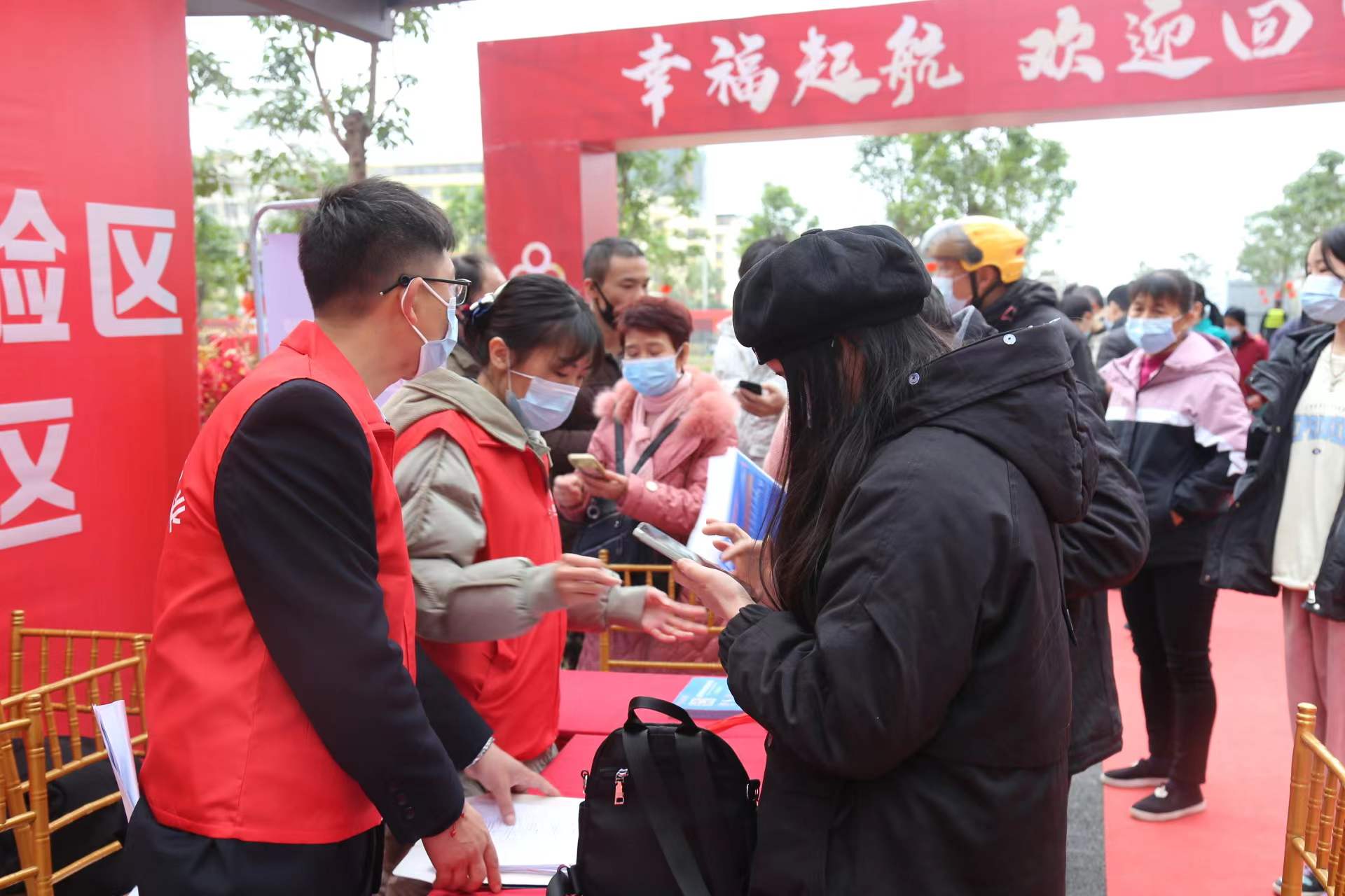 3 工作人員耐心細(xì)致為業(yè)主提供服務(wù)和講解.jpg