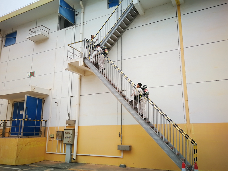 /QJ_774661312852.jpg 有序進(jìn)入倉庫進(jìn)行熏蒸(拍攝:陳釗).jpg