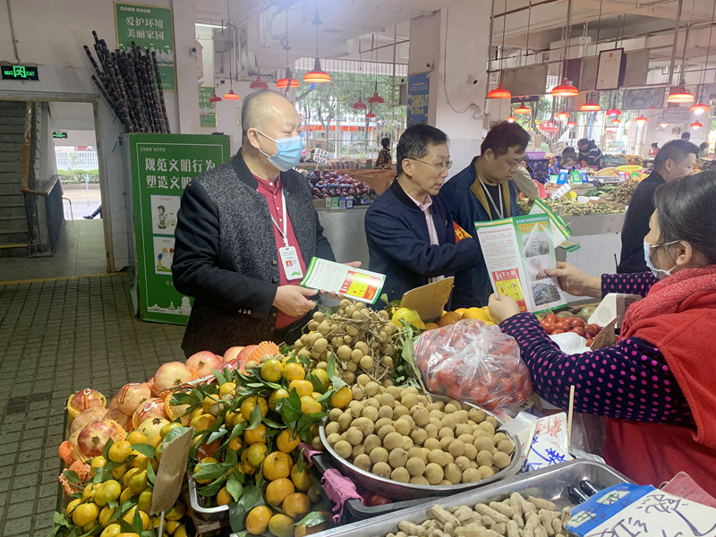 /QJ_763499335731.jpg 在水街發(fā)放冬季安全生產(chǎn)宣傳(拍攝:羅業(yè)勤).jpg