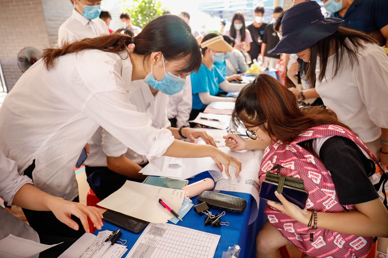 /QJ_175547525381.jpg 新生接待站現(xiàn)場(chǎng).jpg