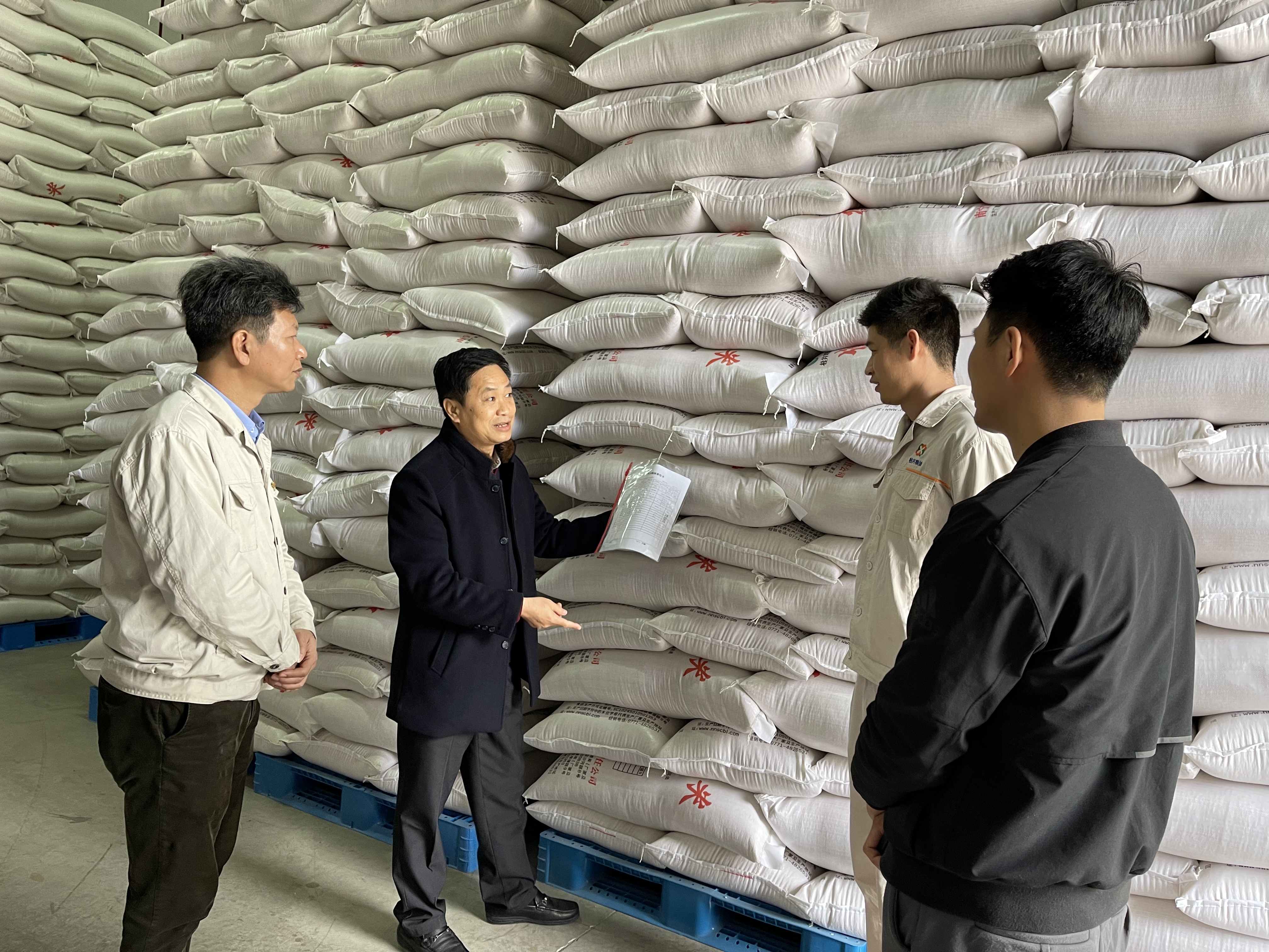 檢查五象糧庫成品糧儲(chǔ)備情況（攝影：何依琳）.jpg