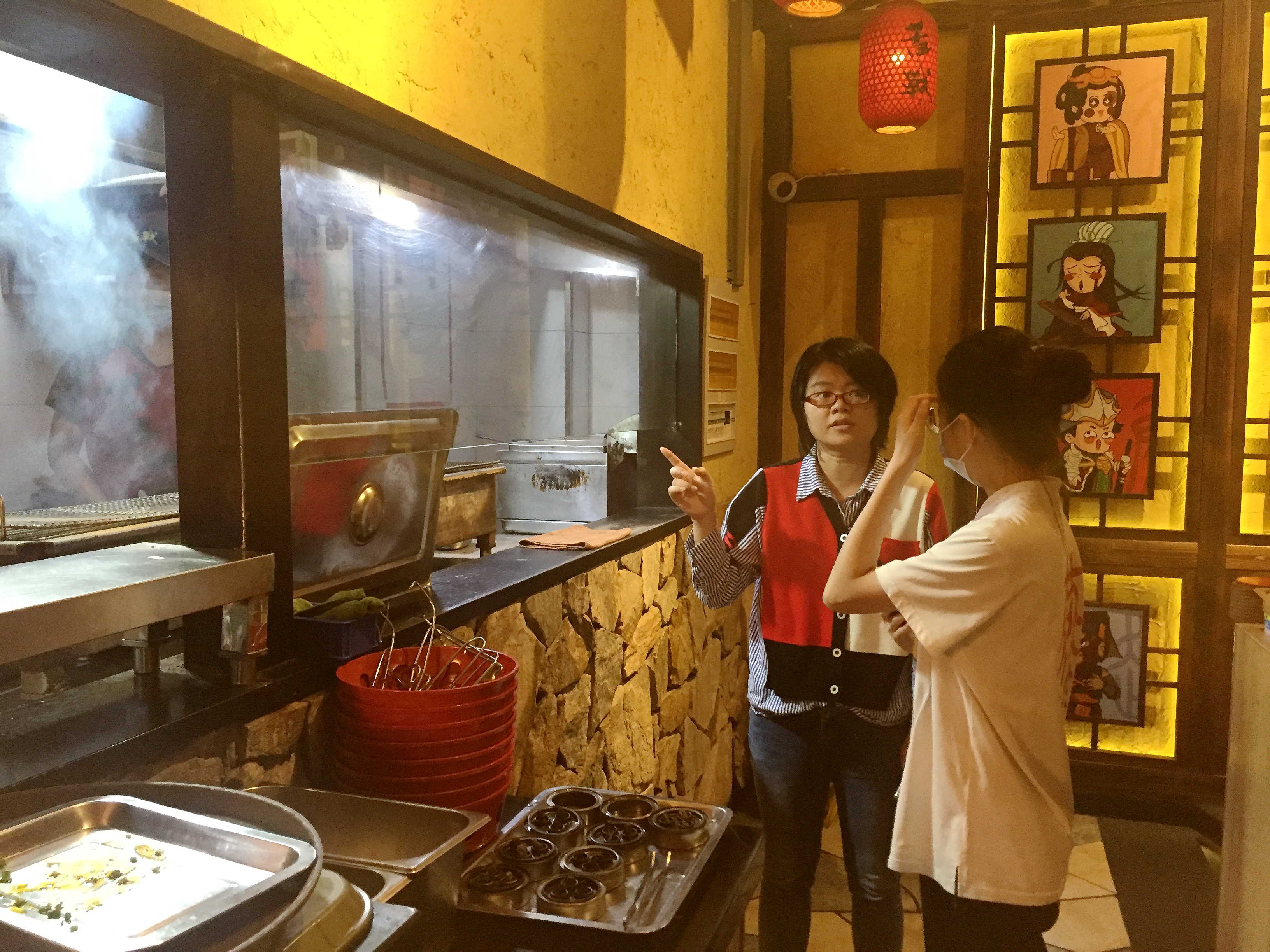 /QJ_091748306152.jpg 檢查東盟商務(wù)區(qū)餐飲商家安全經(jīng)營情況(賀世紅攝).jpg